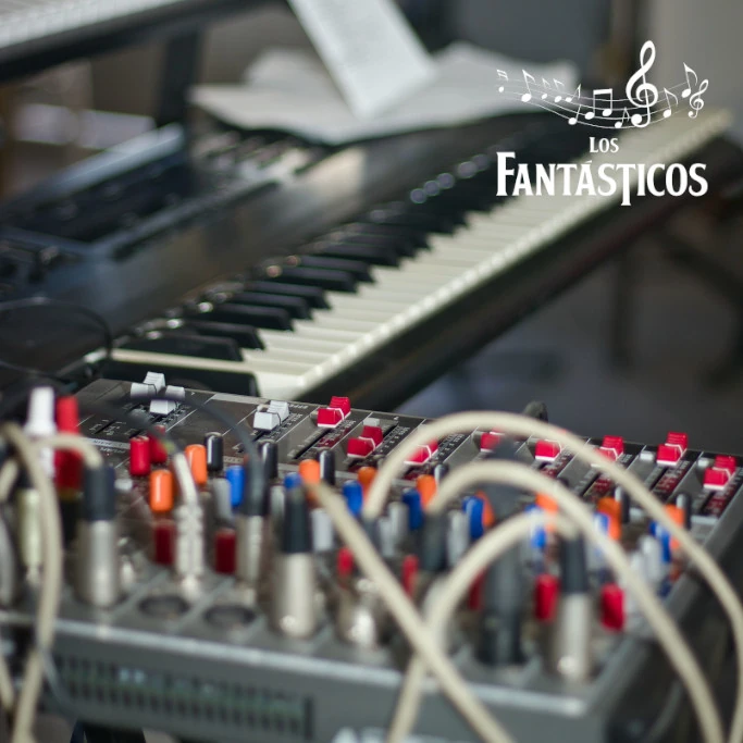 Consola mezcladora de audio profesional utilizada para controlar el sonido en vivo del grupo musical.