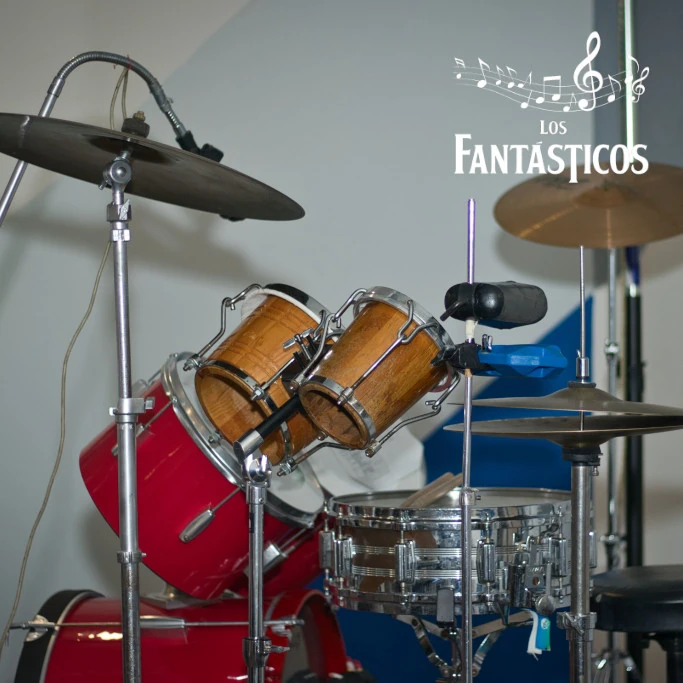 Batería acústica armada en el escenario para el show del grupo musical.