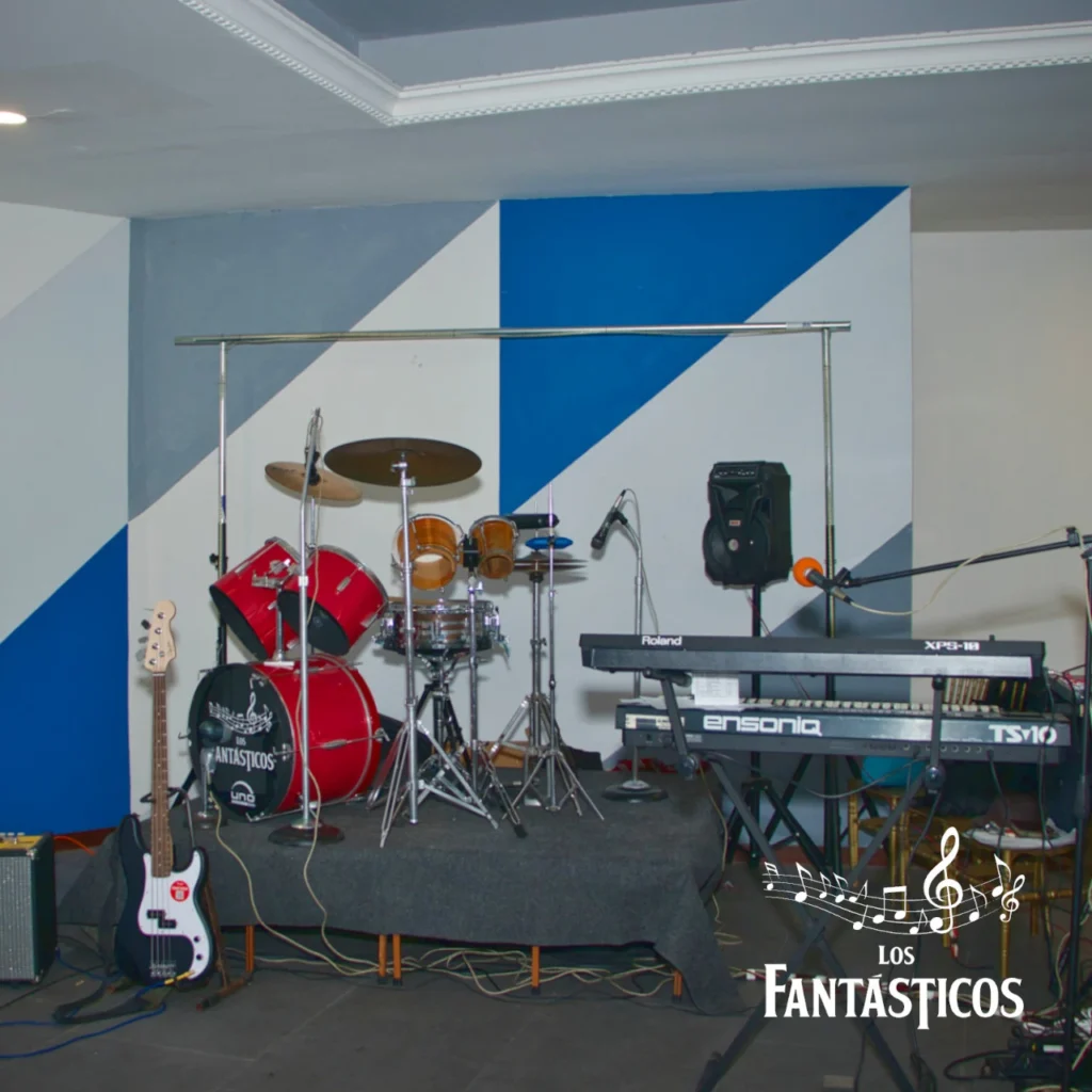 Montaje profesional de instrumentos, equipo de audio e iluminación para eventos en vivo.