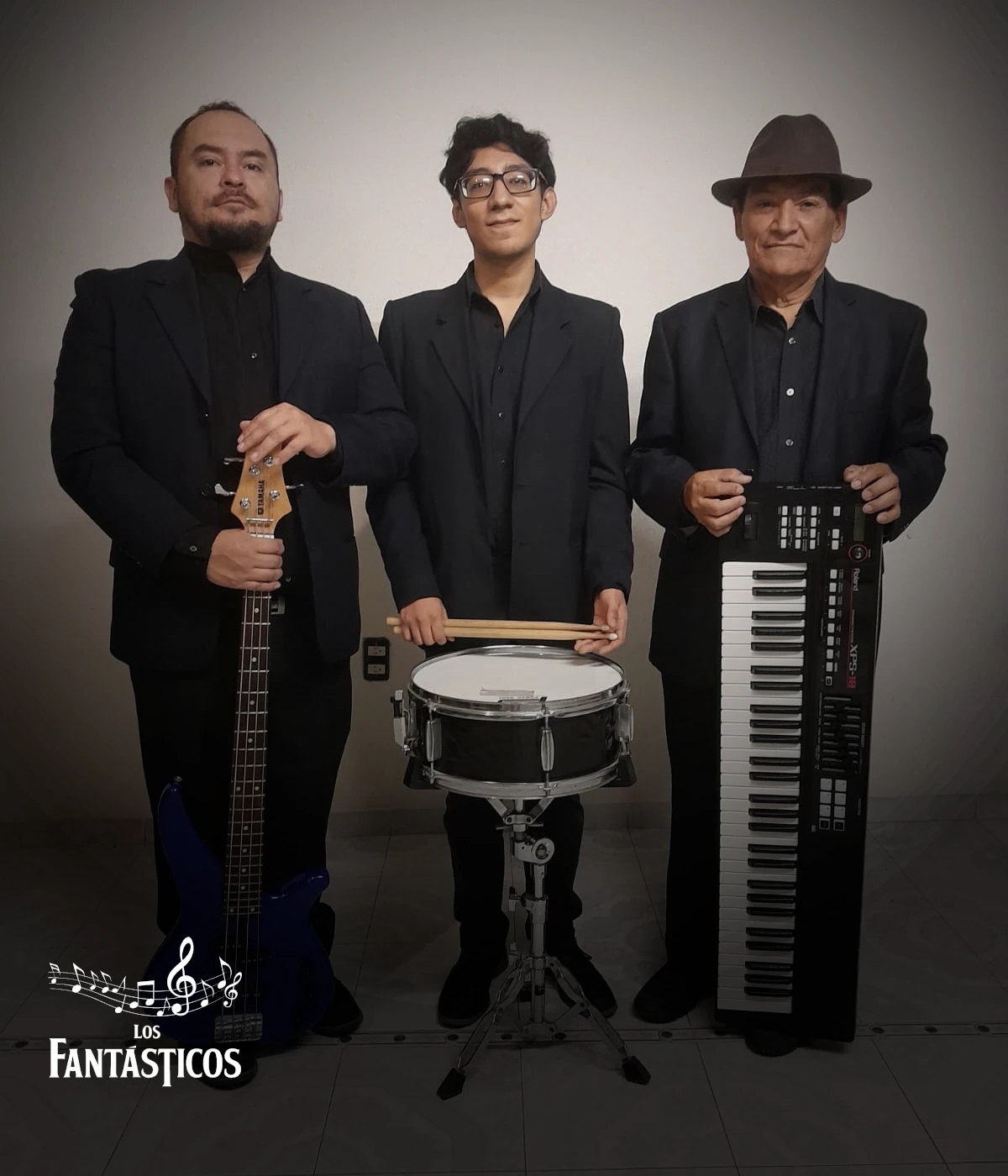 Integrantes del grupo musical Los Fantásticos de Puebla posando juntos para su sitio web oficial.