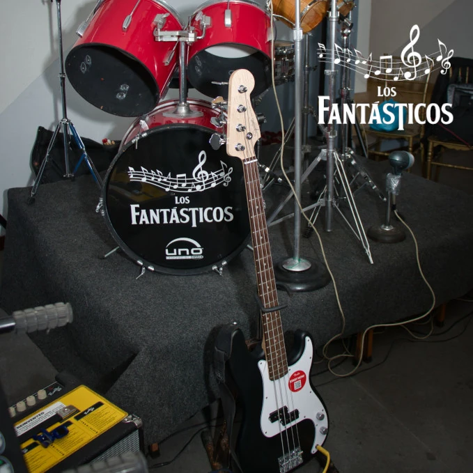 Sección rítmica de bajo eléctrico y batería listos para la presentación de música versátil.