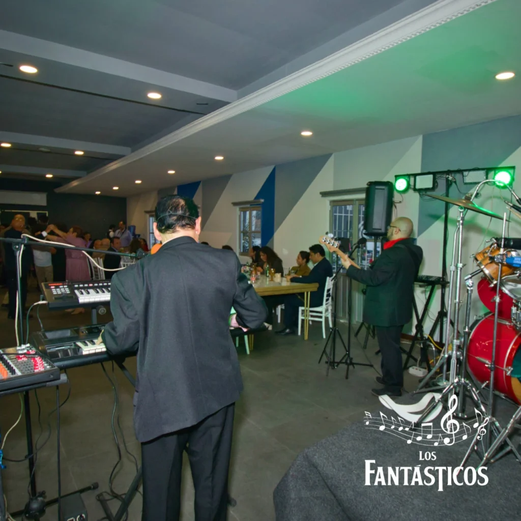Grupo musical versátil Los Fantásticos tocando durante la recepción de una boda.