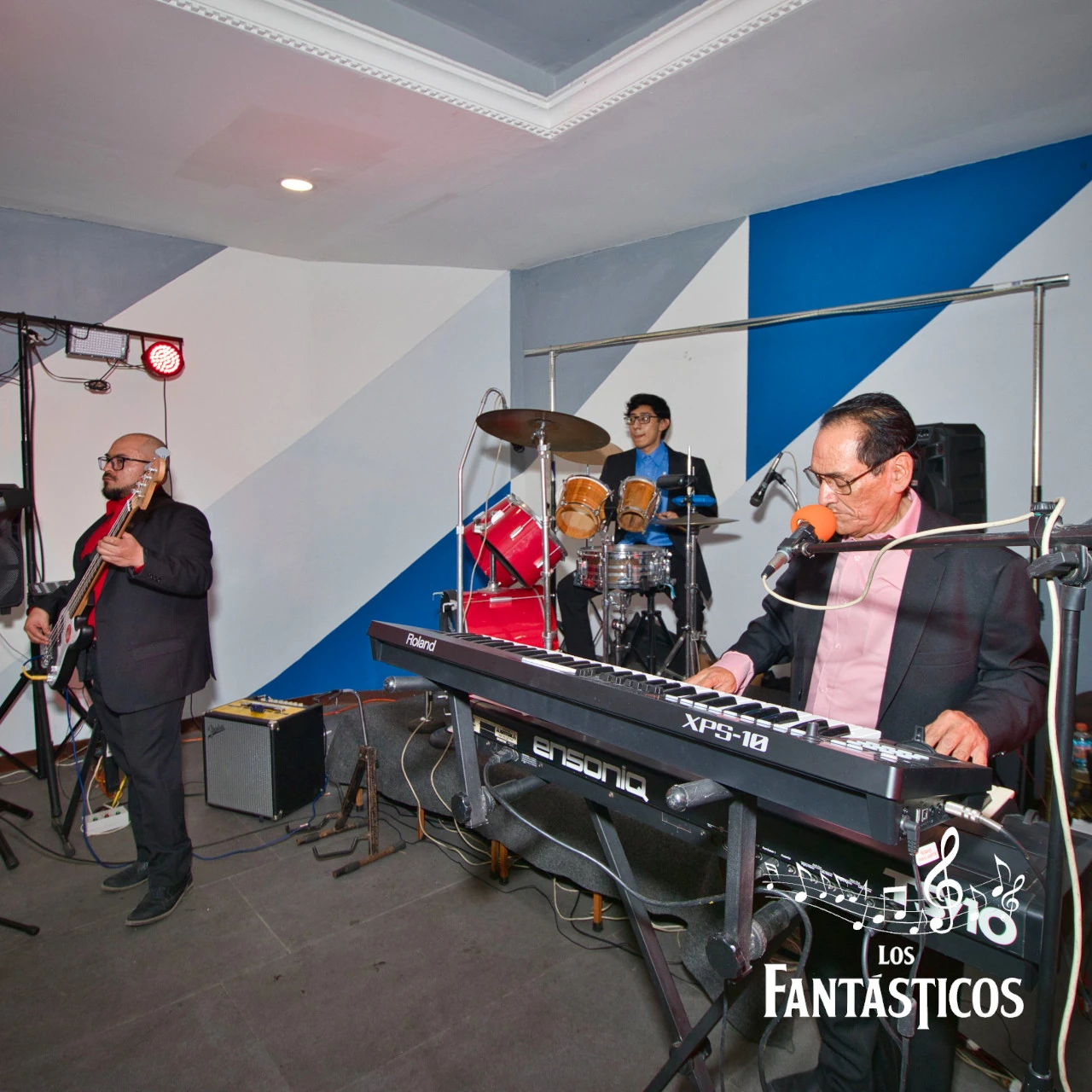 Grupo musical versátil Los Fantásticos tocando en plano general durante la recepción de una boda.