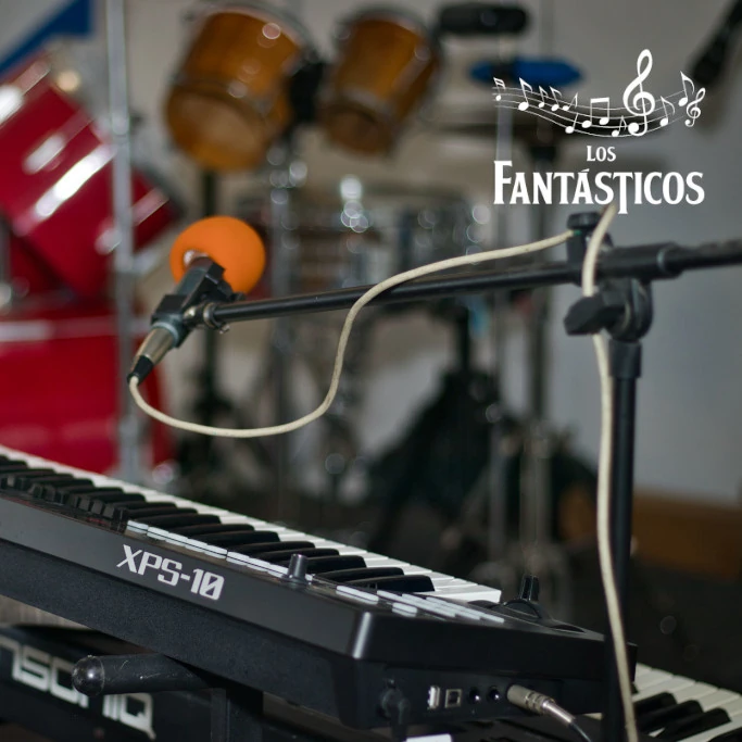 Teclado musical listo para la ambientación y música de recepción en eventos elegantes.